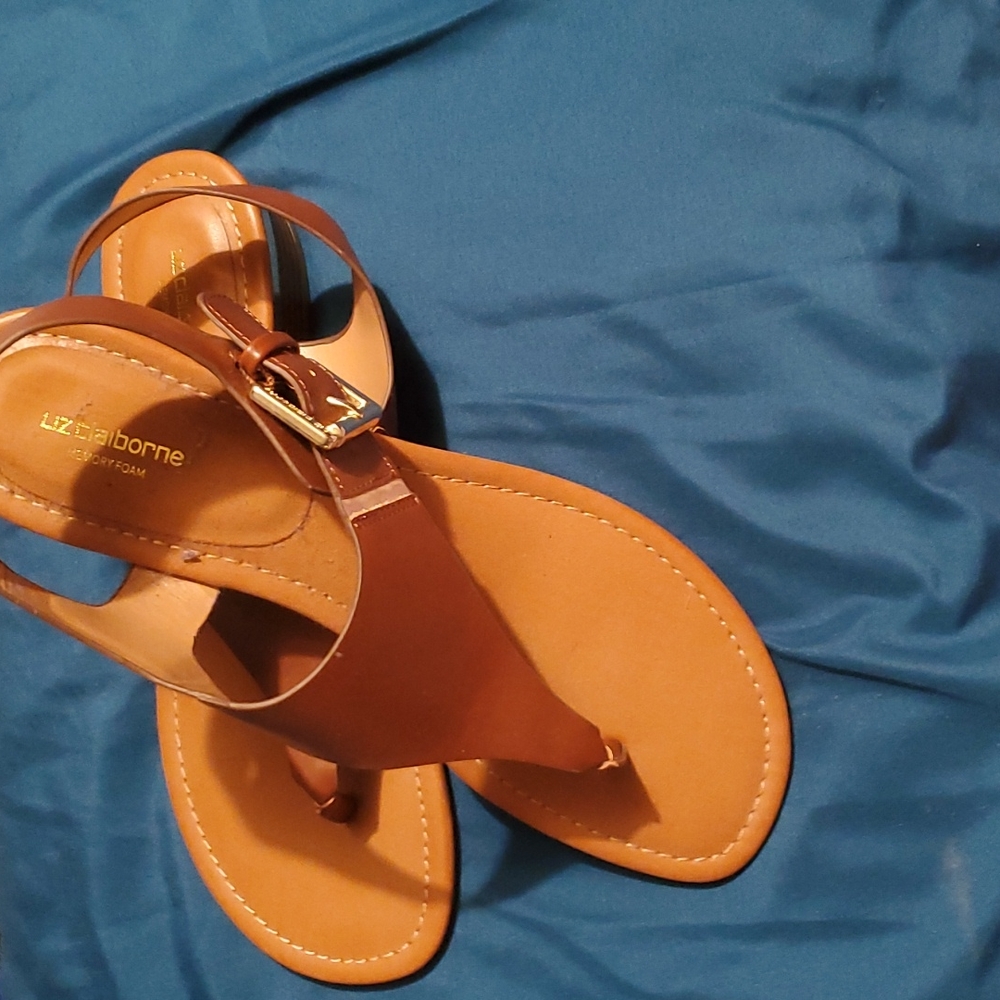 LIZ CLAIBORNE camel thong sandals